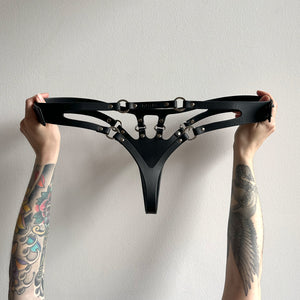 ARCHIVAL O-RING CUT OUT KNICKERS BLACK / MEDIUM