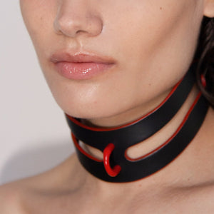 CUT OUT COLLAR RED EDGE