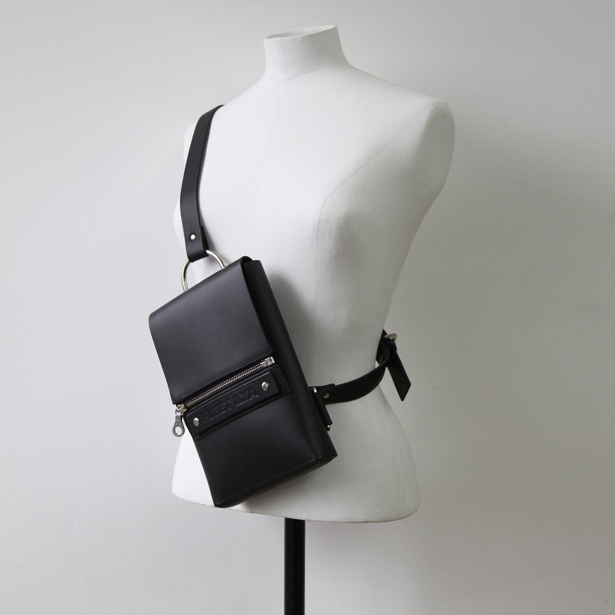 ARCHIVAL CROSS BODY POUCH