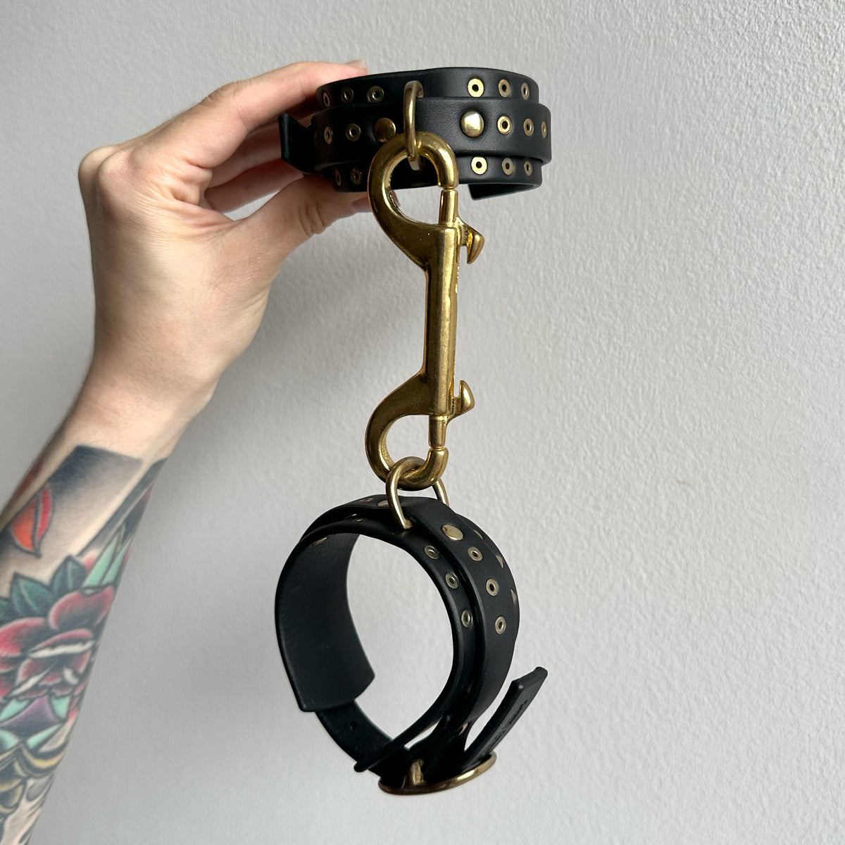 ARCHIVAL THIN STUDDED CUFFS BLACK / MEDIUM TO LARGE