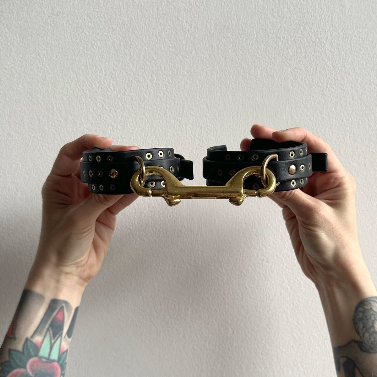 ARCHIVAL THIN STUDDED CUFFS BLACK / MEDIUM TO LARGE