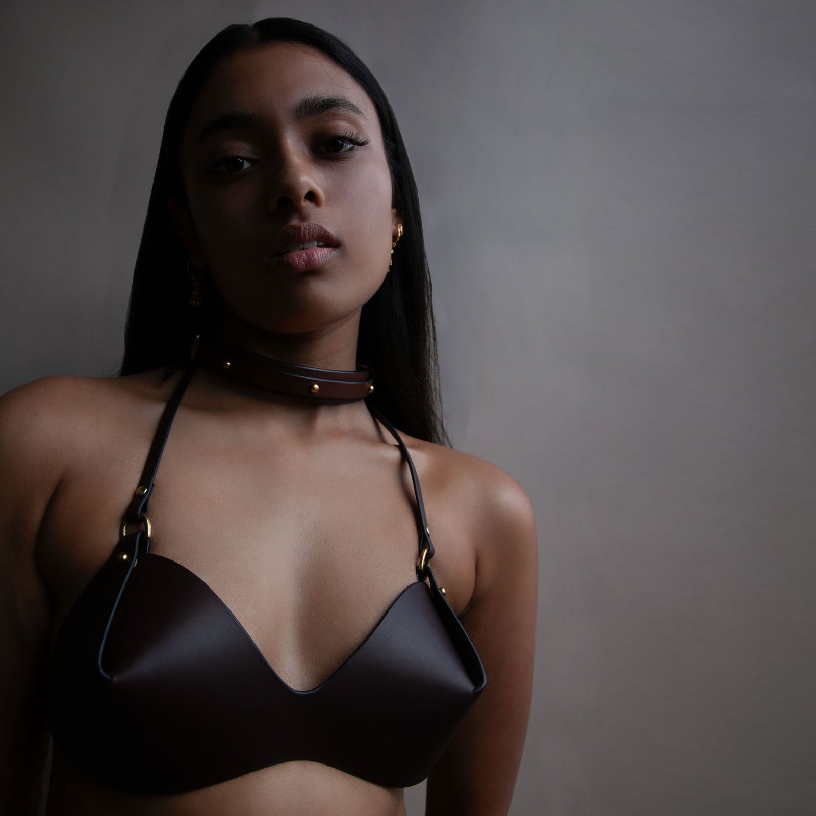 STUDDED CHOKER BROWN