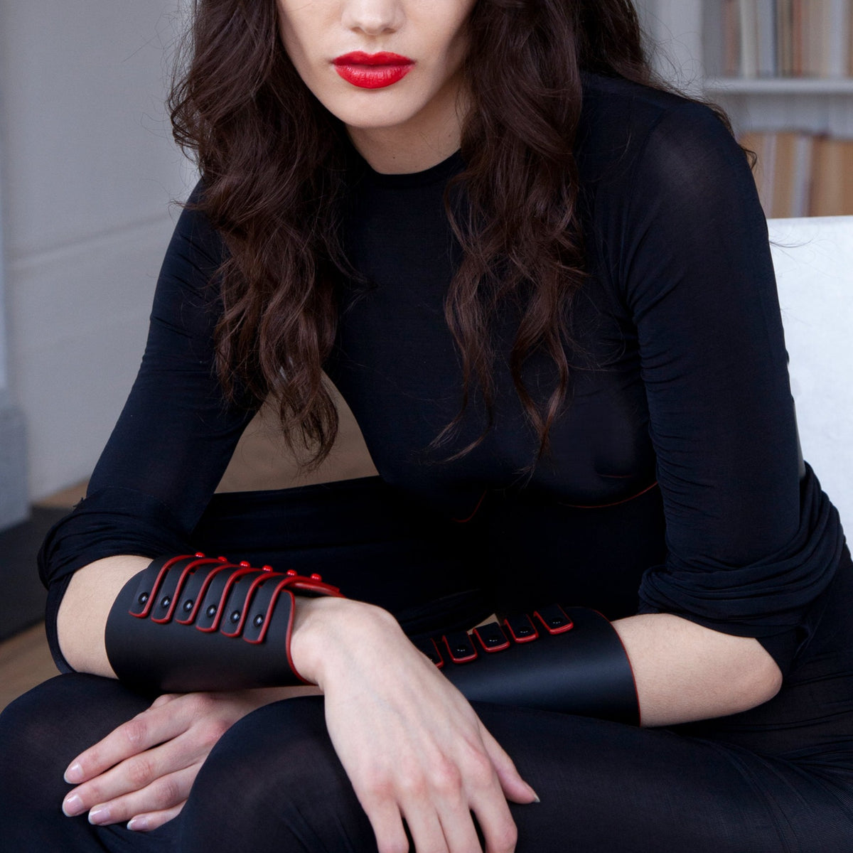 GAUNTLET CUFFS RED EDGE