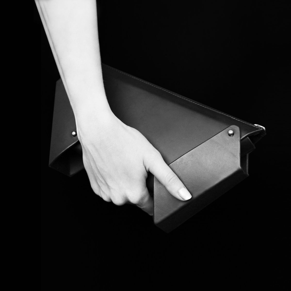 WINGED BOX CLUTCH WITH CHAIN PATENT BLACK